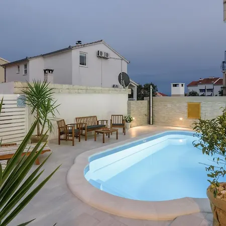 Sanda - With Pool דירה *
